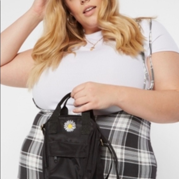 Black Daisy Embroidered Bag - Picture 3 of 3